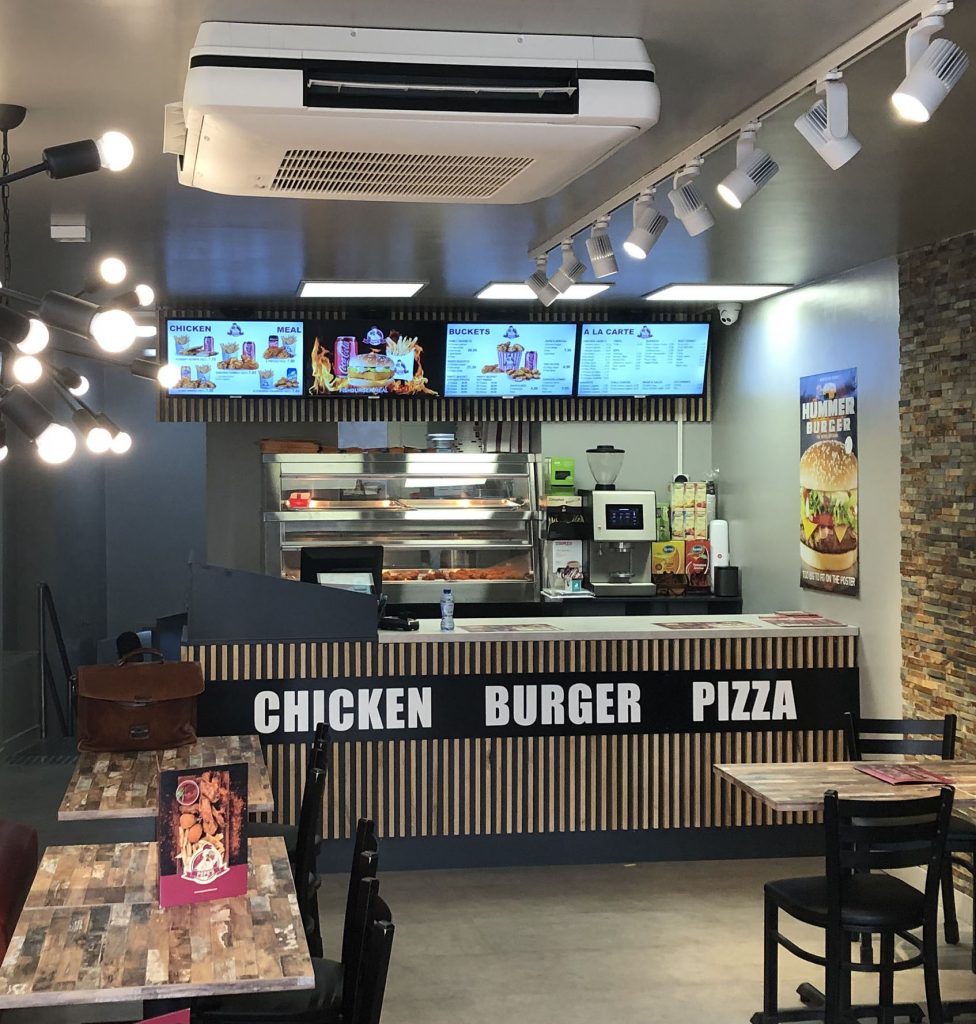 digitale menuborden in een fastfood onderneming