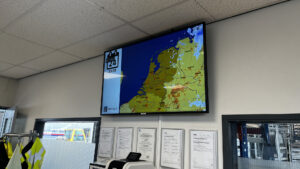 narrowcasting scherm bij Atlas Copco