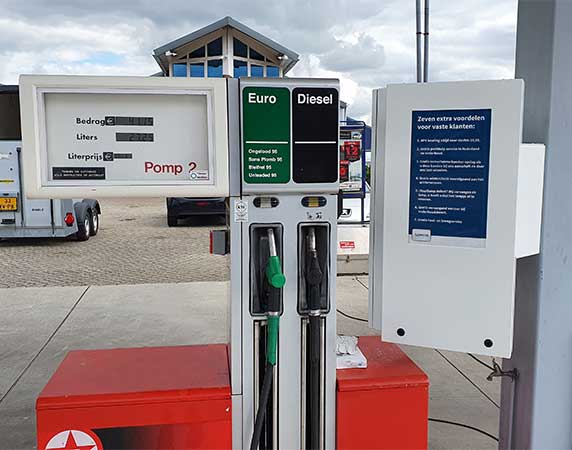 Informatiezuil bij tankstation