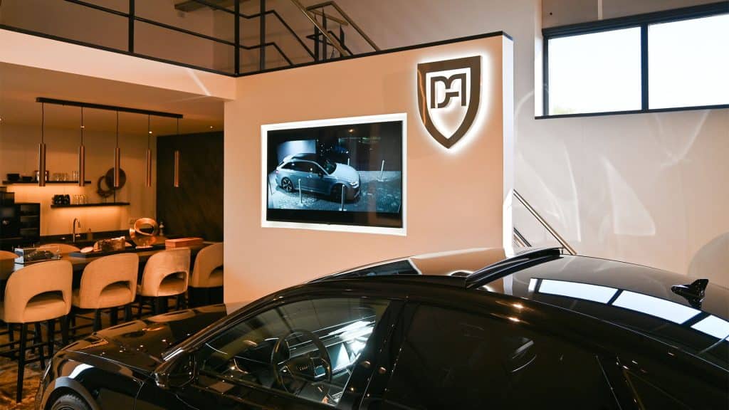 Narrowcasting scherm dat klanten in een automotive showroom informeert met actuele content