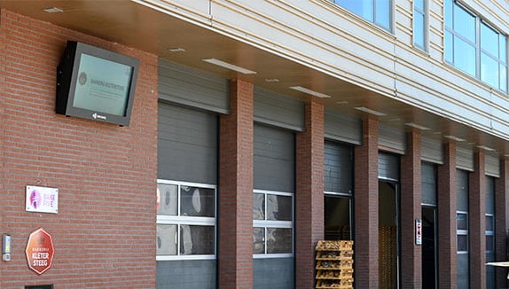 Outdoor narrowcasting scherm