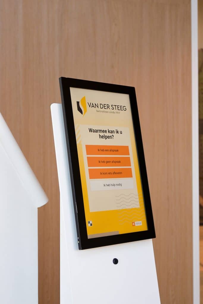 Onbemande digitale receptie kantooromgeving met zakelijke bezoekers