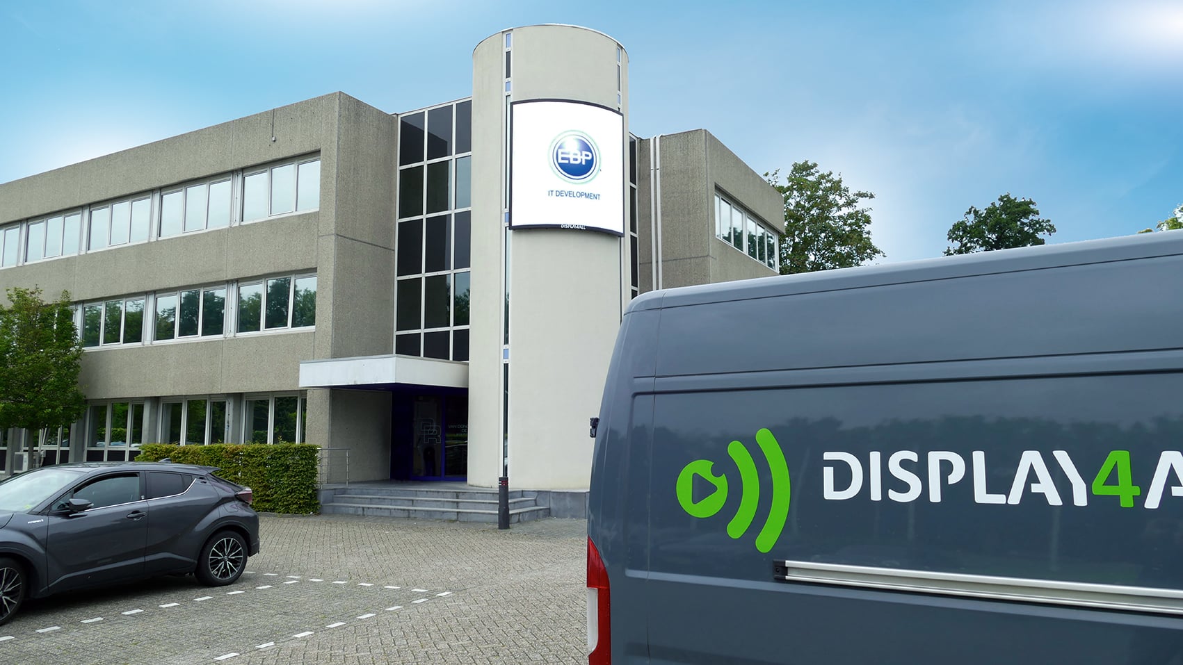 Display4All servicewagen bij outdoor LED display installatie