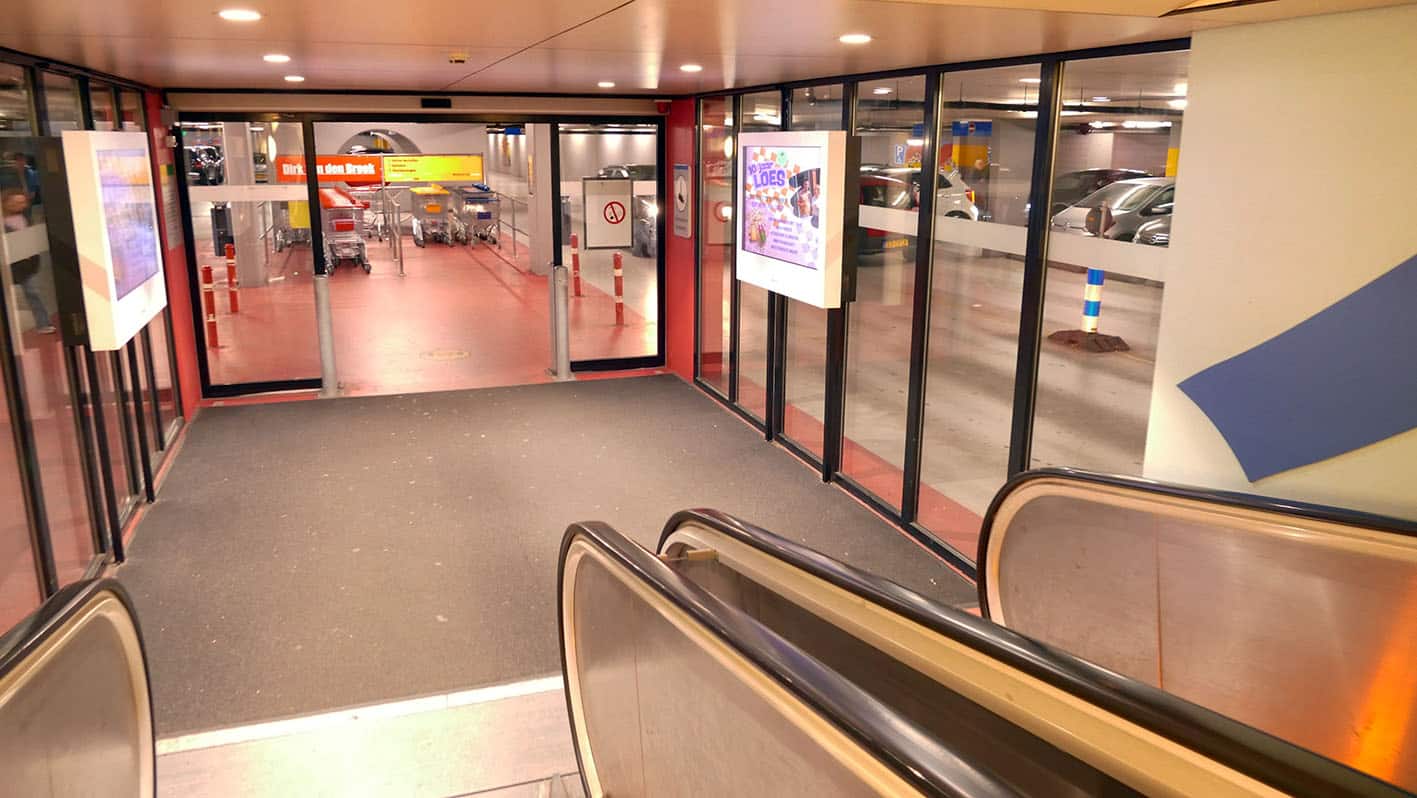 narrowcasting display in overdekte parkeergarage
