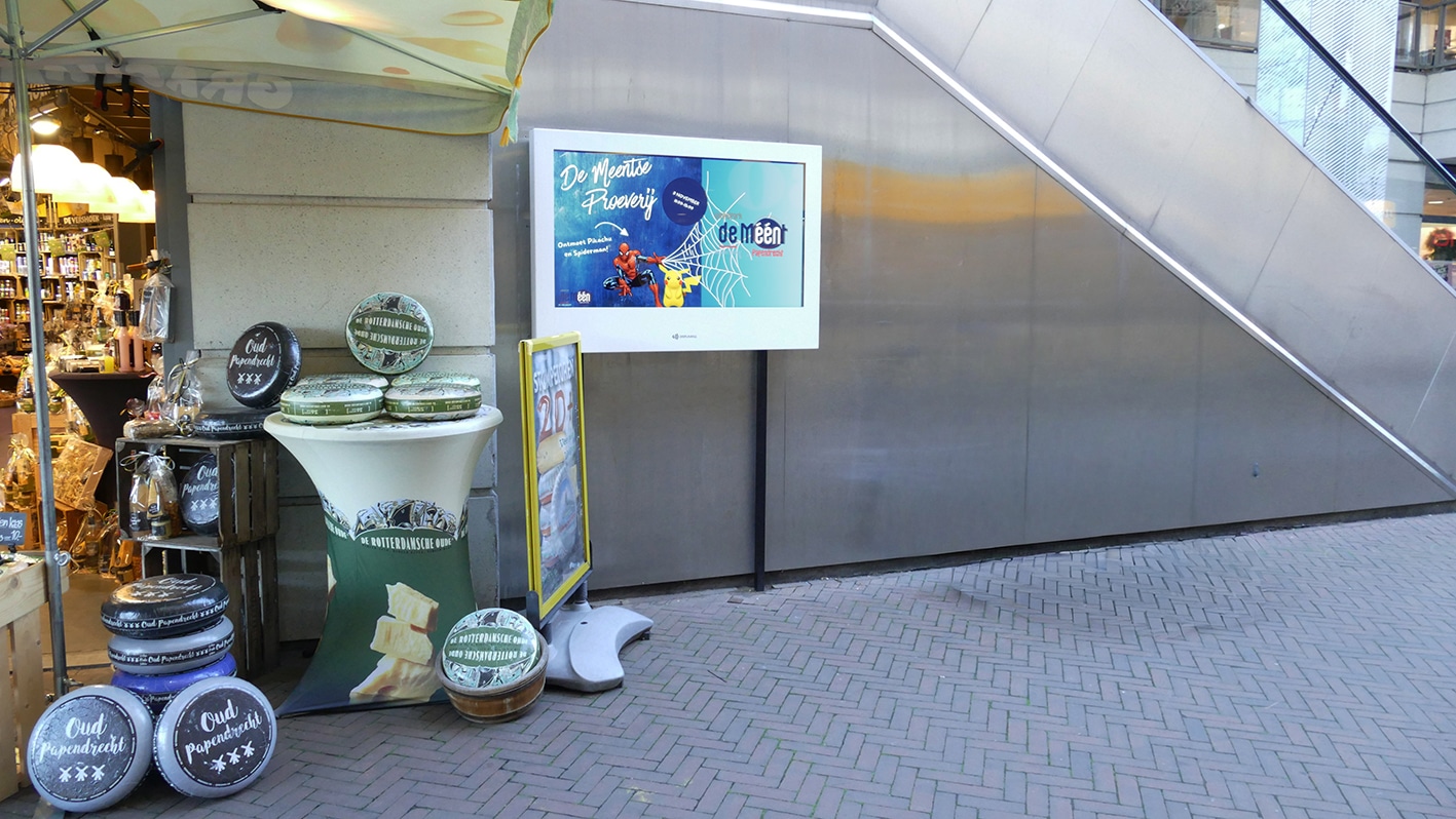 Outdoor narrowcasting scherm winkelcentrum de Meent