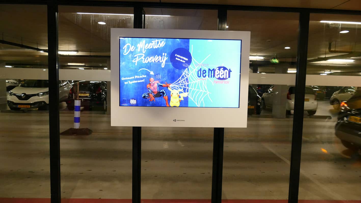 outdoor display winkelcentrum met narrowcasting
