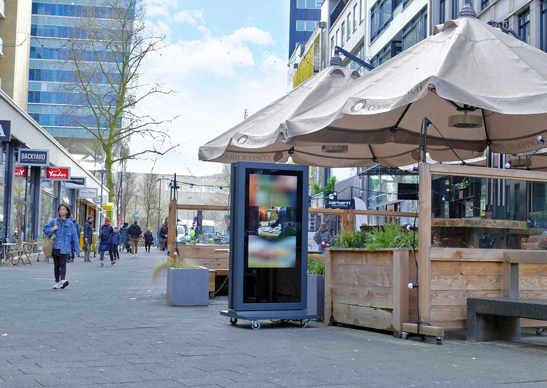 digitaal reclamebord in een winkelcentrum