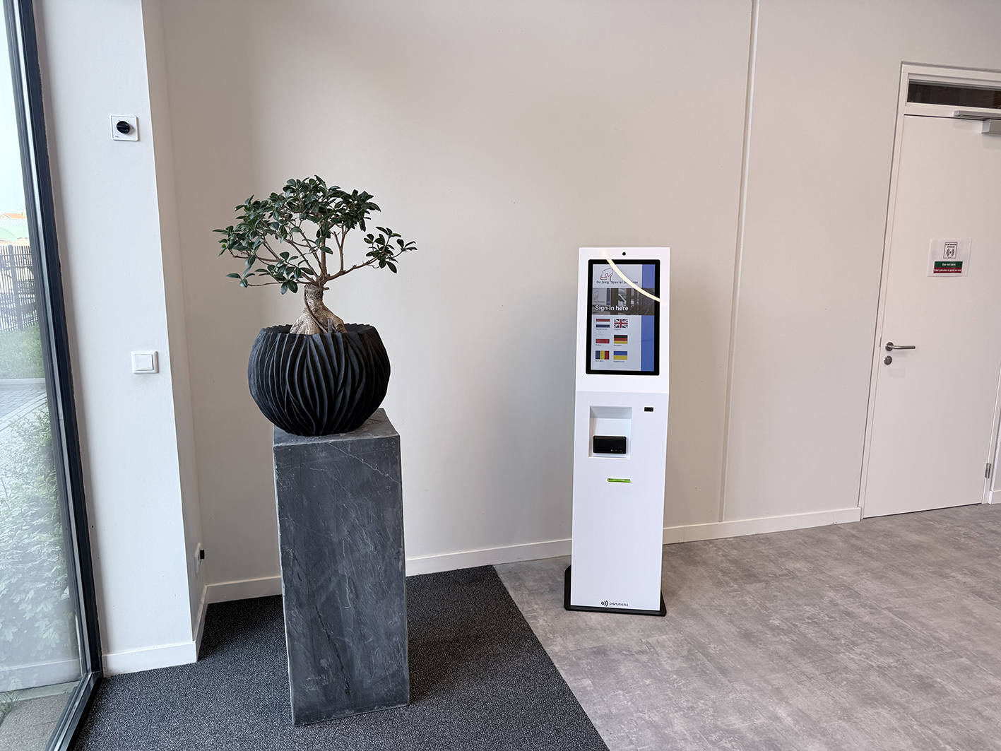 D kiosk van Display4All met documentscanner en touchscreen