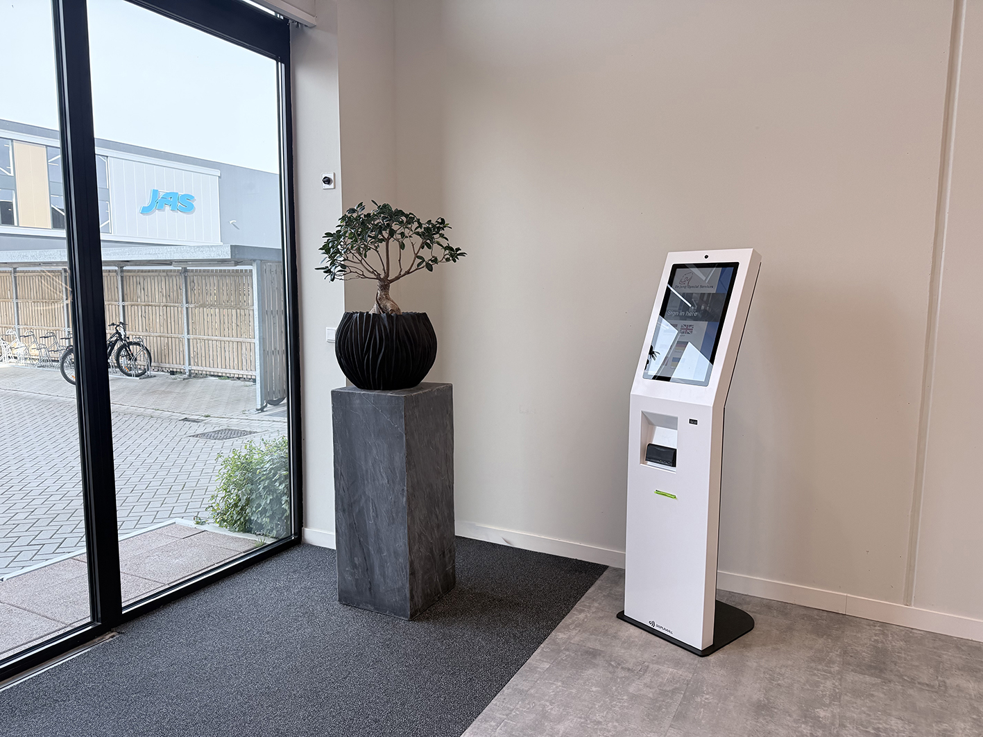 ID kiosk van Display4All met documentscanner en touchscreen in een kantoorentree