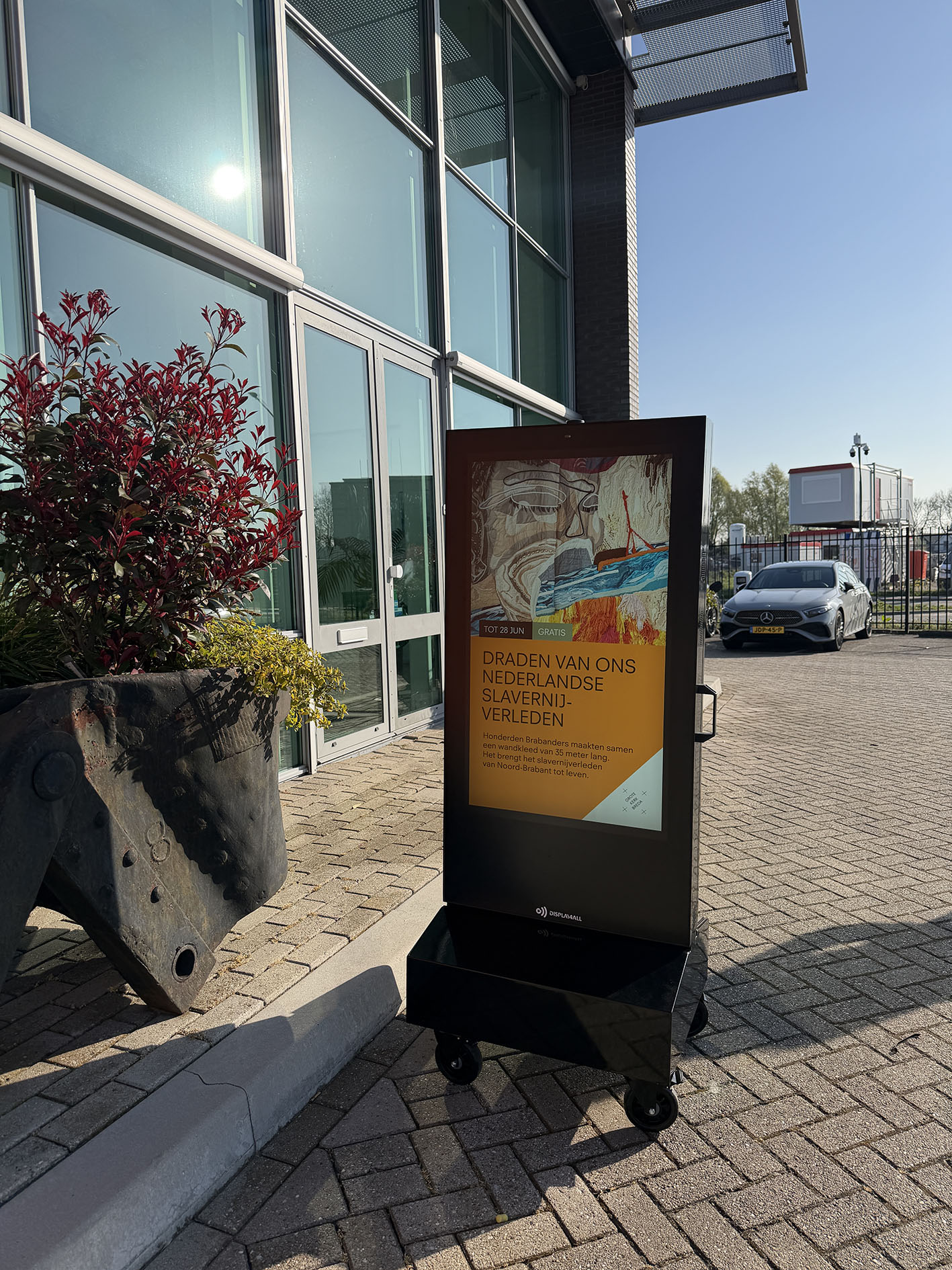 Digitaal stoepbord in zakelijke outdoor omgeving