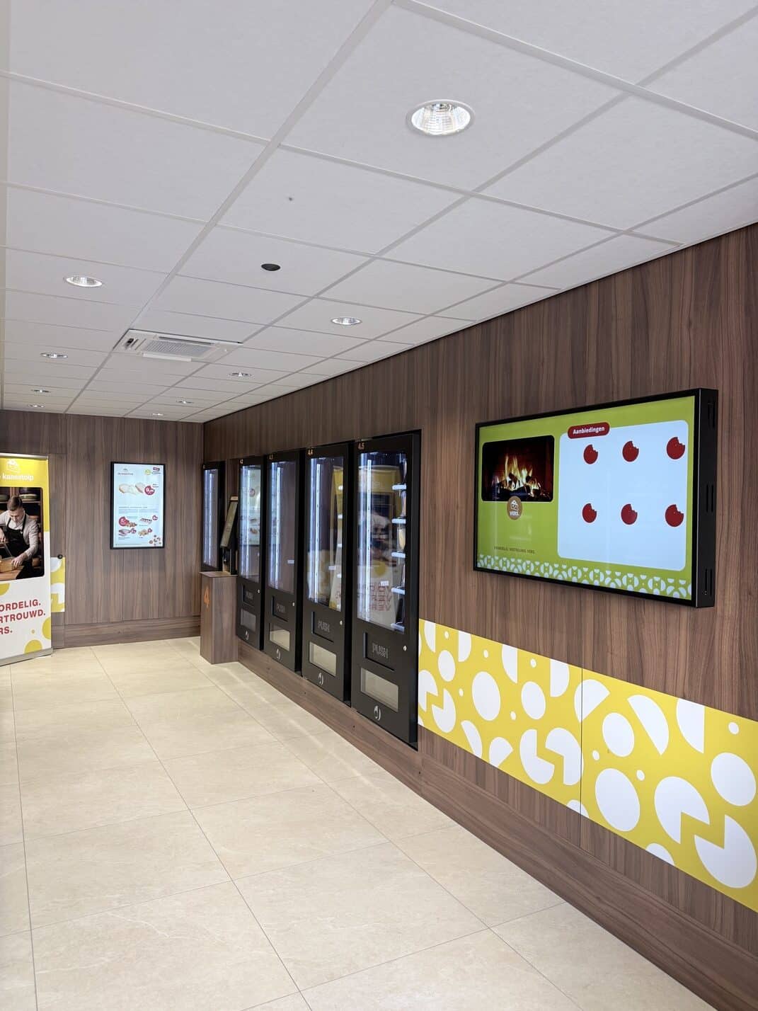 Narrowcasting scherm in onbemande Kaasstolp winkel